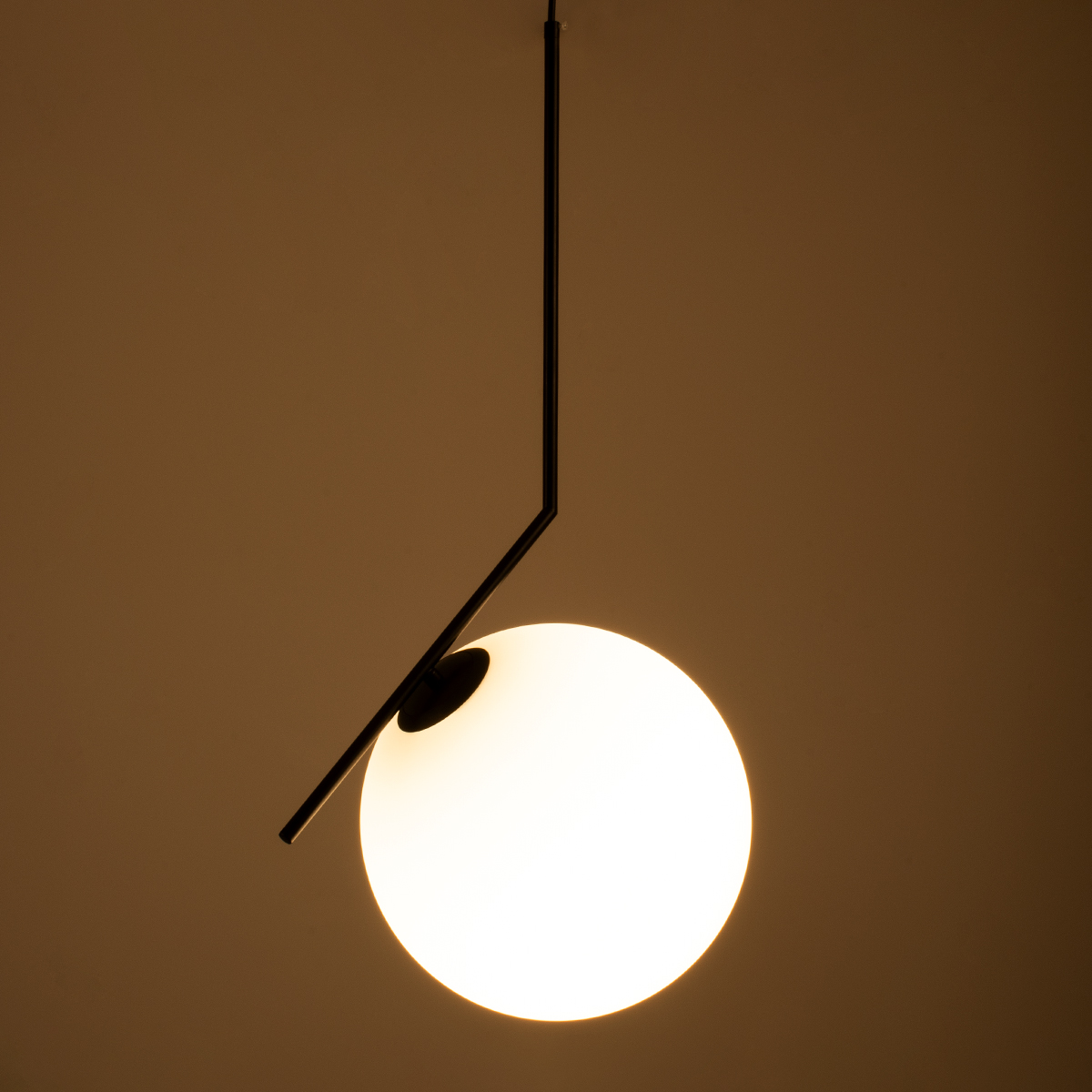 GloboStar® MONROE 00957 Μοντέρνο Κρεμαστό Φωτιστικό Μπάλα Μονόφωτο 1 x E27 IP20 Μαύρο Μέταλλο με Λευκό Γυαλί - Μ30 x Π30 x Υ75cm