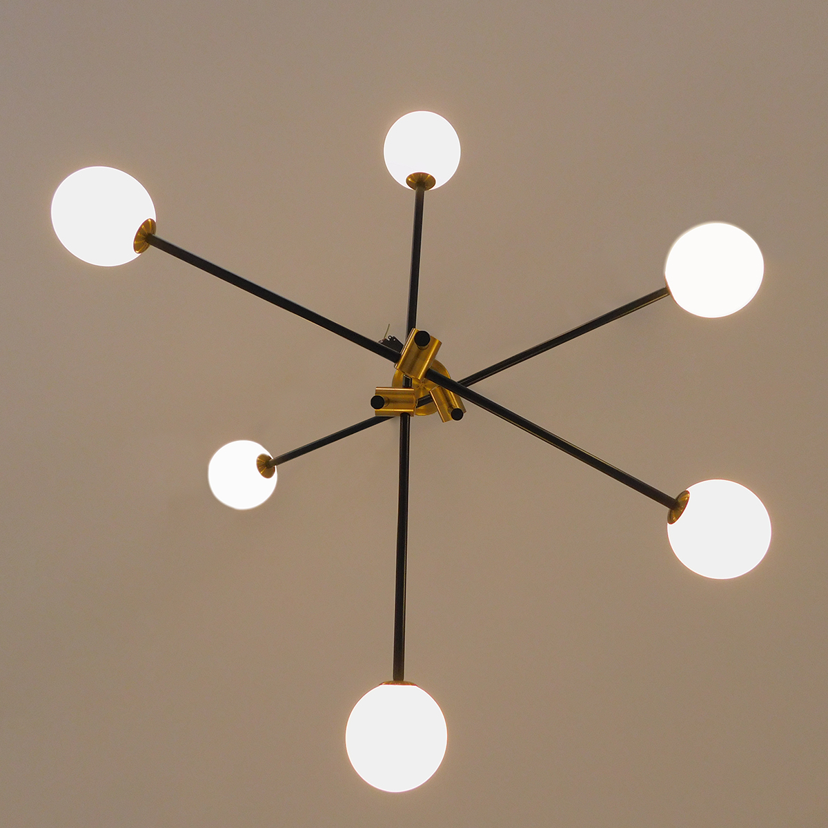 GloboStar® VELVET 00994 Μοντέρνο Φωτιστικό Οροφής Πλέγμα Πολύφωτο 6 x G9 IP20 Μαύρο & Χρυσό Μέταλλο - Μ80 x Π80 x Υ85cm