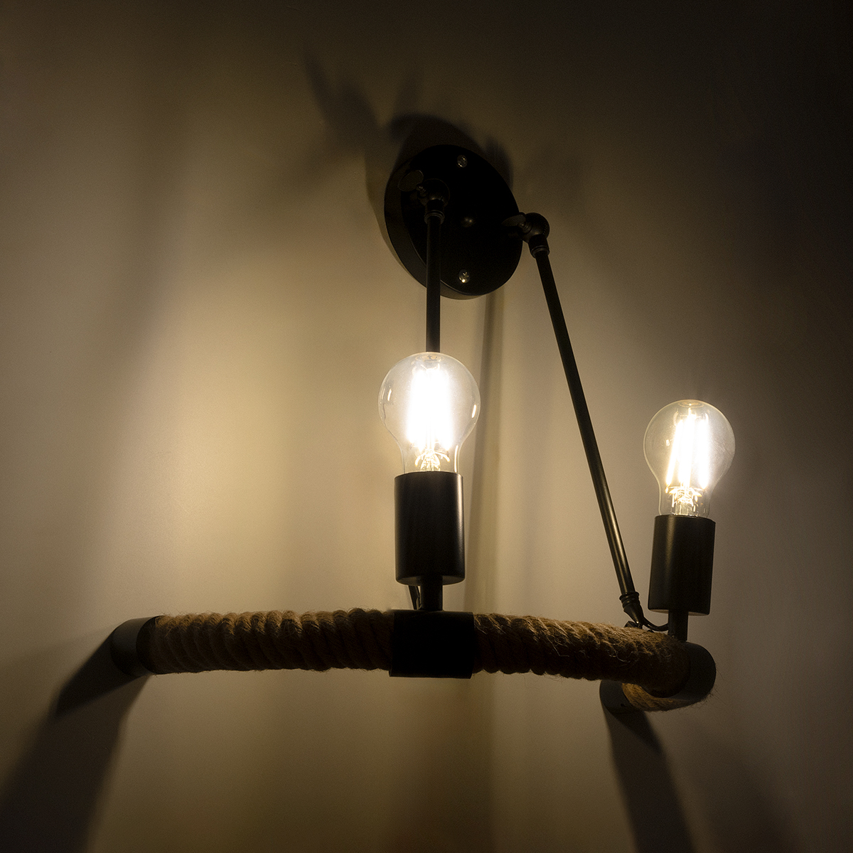 GloboStar® CROWN 01002 Vintage Επιτοίχιο Φωτιστικό Απλίκα Δίφωτο 2 x E27 IP20 Μαύρο Μέταλλο με Μπεζ Σχοινί - Μ41 x Π24 x Υ40cm