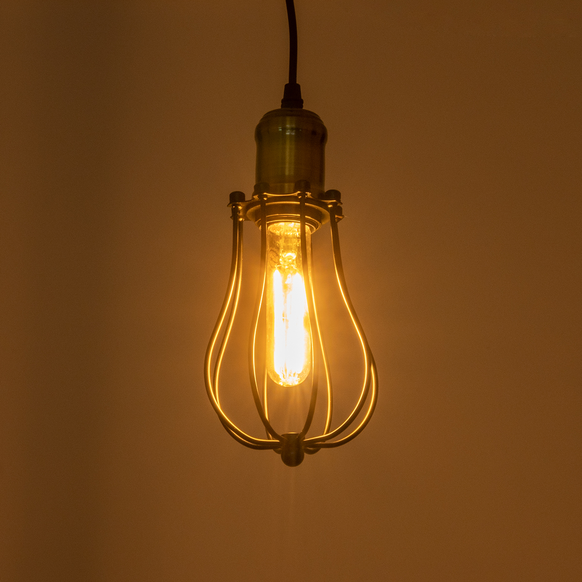 GloboStar® CAMBER 01016 Vintage Κρεμαστό Φωτιστικό Πλέγμα Μονόφωτο 1 x E27 IP20 Μαύρο & Χρυσό Μέταλλο - Μ12 x Π12 x Υ18cm