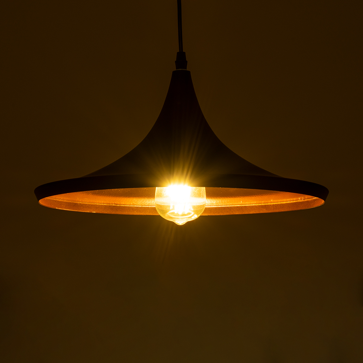 GloboStar® SHANGHAI 01025-B Μοντέρνο Κρεμαστό Φωτιστικό Καμπάνα Μονόφωτο 1 x E27 IP20 Μαύρο & Χρυσό Μέταλλο - Μ37 x Π37 x Υ20cm