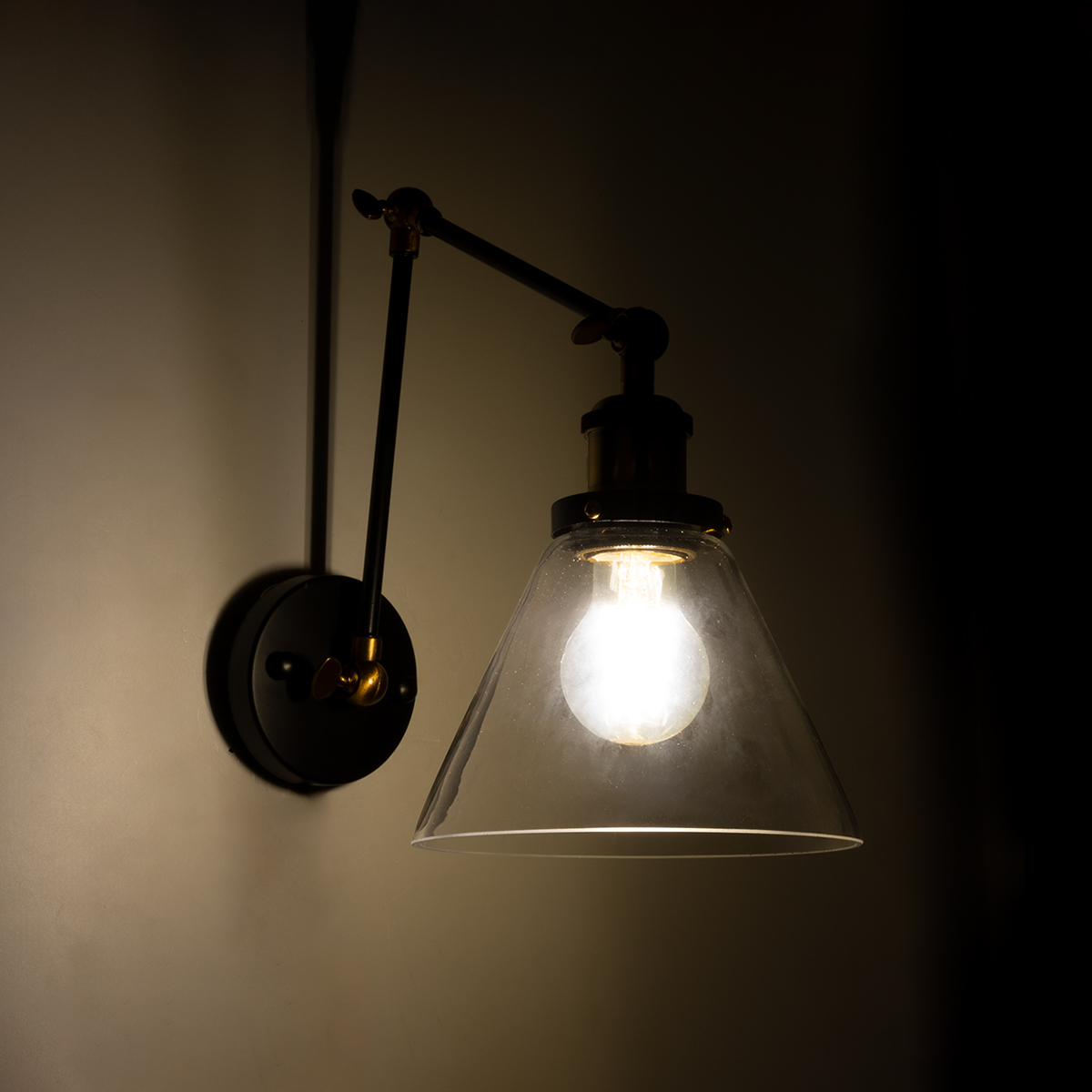 GloboStar® OLIVIA 01068 Vintage Επιτοίχιο Φωτιστικό Απλίκα Μονόφωτο 1 x E27 IP20 Μαύρο & Χρυσό Μέταλλο με Διάφανο Γυαλί - Μ18 x Π40 x Υ43cm