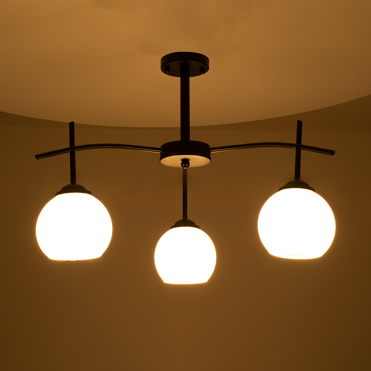 GloboStar® LUNA 01087 Μοντέρνο Φωτιστικό Οροφής Καμπάνα Τριφωτο 3 x E27 IP20 Μαύρο Μέταλλο με Λευκό Γυαλί - Μ45 x Π45 x Υ40cm