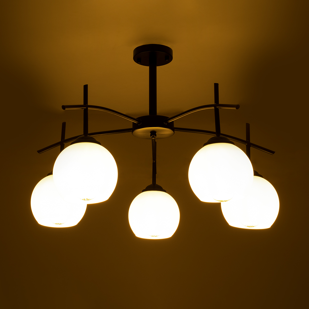 GloboStar® LUNA 01088 Μοντέρνο Φωτιστικό Οροφής Καμπάνα Πολύφωτο 5 x E27 IP20 Μαύρο Μέταλλο με Λευκό Γυαλί - Μ60 x Π60 x Υ43cm
