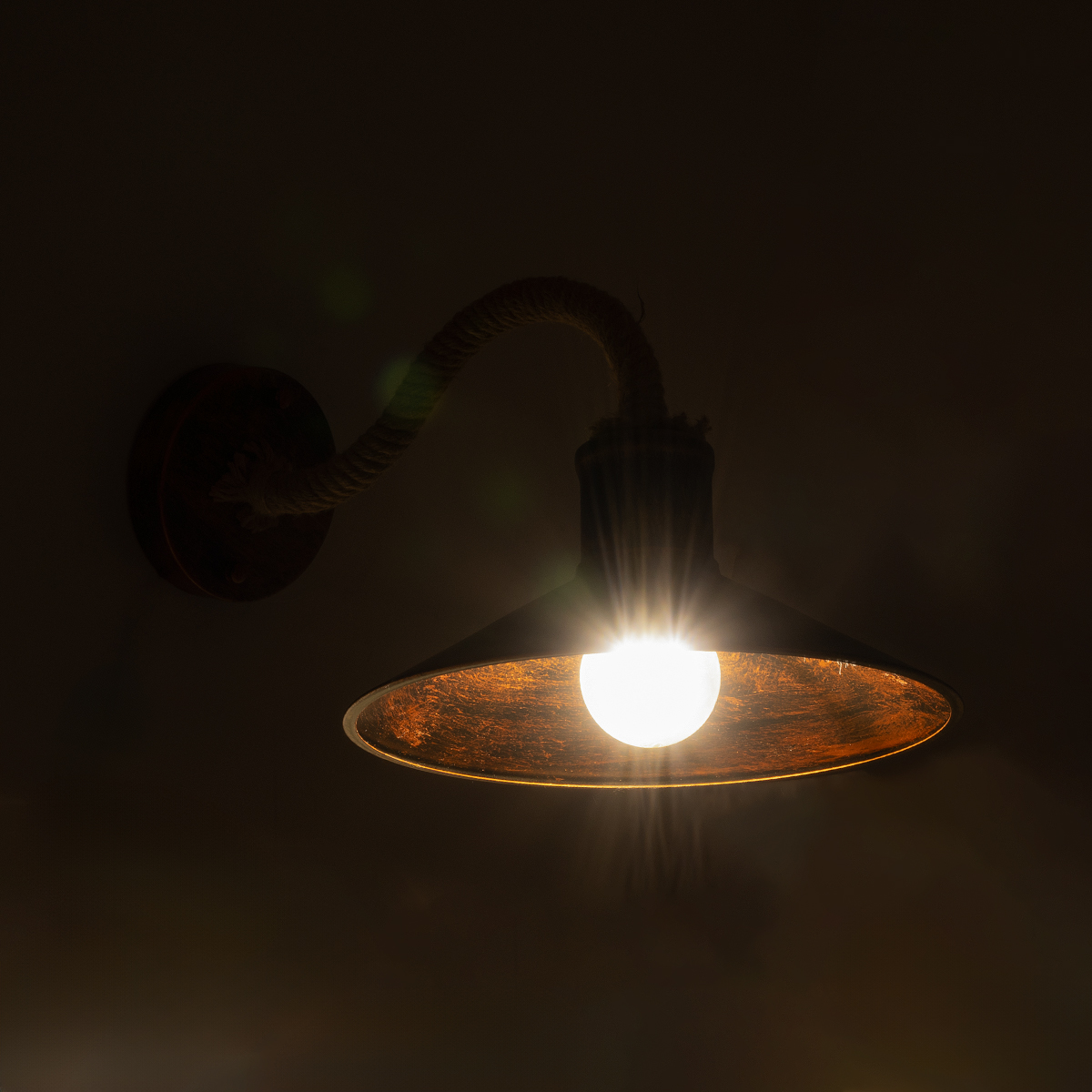 GloboStar® BRASTA 01131 Vintage Επιτοίχιο Φωτιστικό Απλίκα Μονόφωτο 1 x E27 IP20 Χάλκινο Μέταλλο με Μπεζ Σχοινί - Μ26 x Π42.5 x Υ24cm