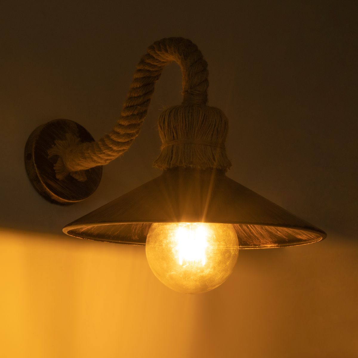 GloboStar® BRASSO 01132 Vintage Επιτοίχιο Φωτιστικό Απλίκα Μονόφωτο 1 x E27 IP20 Χάλκινο Μέταλλο με Μπεζ Σχοινί - Μ38 x Π26.7 x Υ22cm