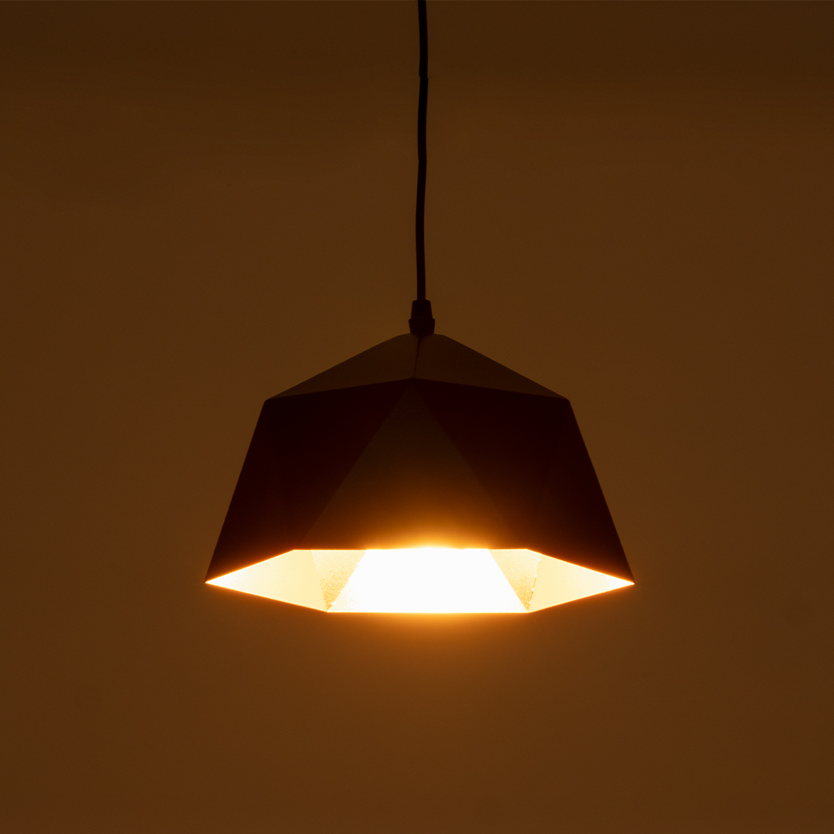GloboStar® HEXAGON 01194 Μοντέρνο Κρεμαστό Φωτιστικό Καμπάνα Μονόφωτο 1 x E27 IP20 Μαύρο & Χρυσό Μέταλλο - Μ25 x Π25 x Υ15cm