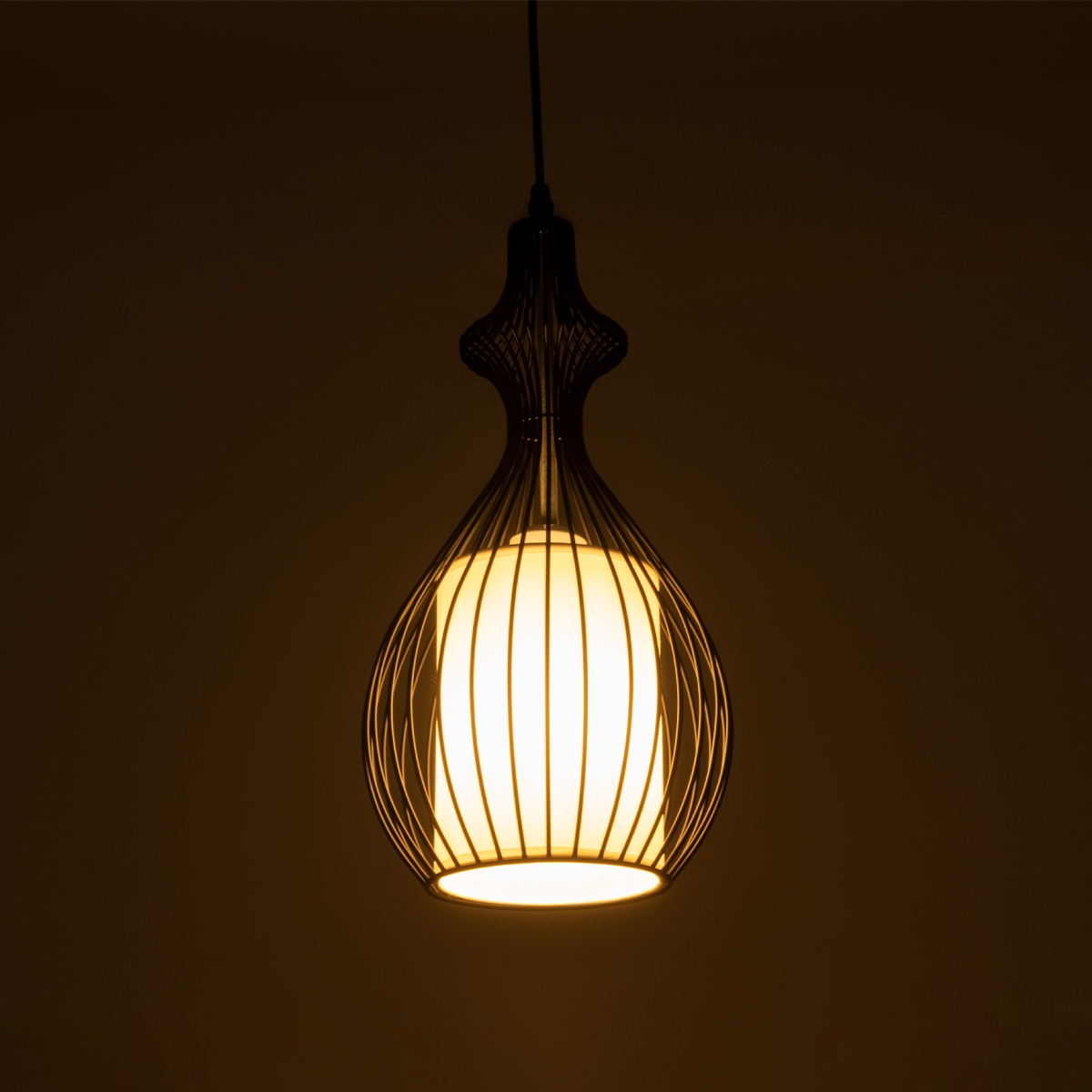 GloboStar® REA 01197 Μοντέρνο Κρεμαστό Φωτιστικό Πλέγμα Μονόφωτο 1 x E27 IP20 Μαύρο Μέταλλο με Λευκό Ύφασμα - Μ21 x Π21 x Υ40cm