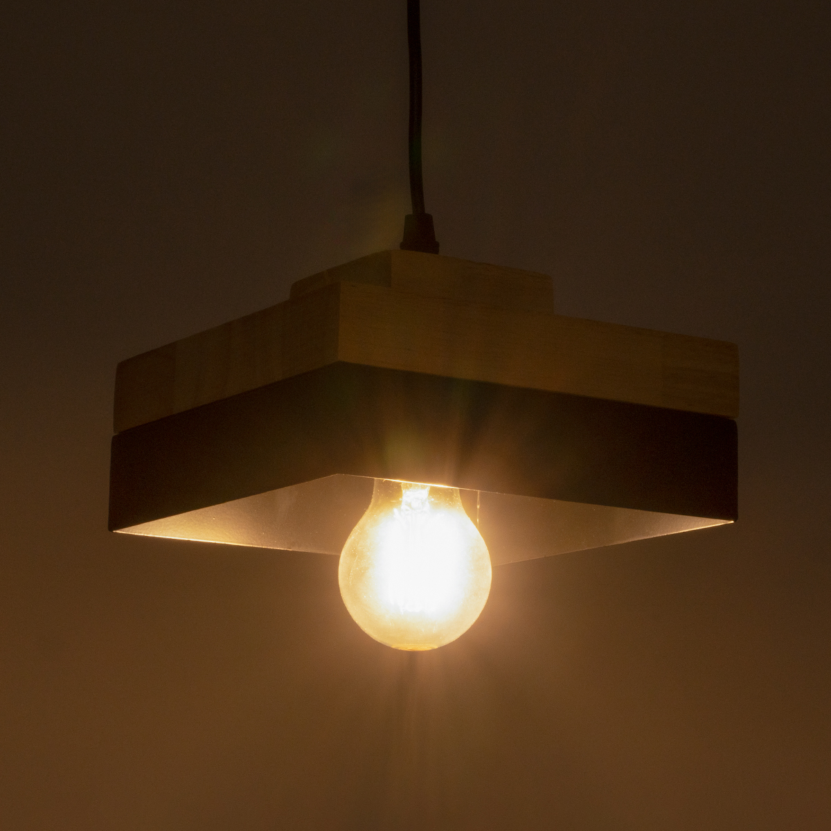GloboStar® RUHIEL 01234 Μοντέρνο Κρεμαστό Φωτιστικό Καμπάνα Μονόφωτο 1 x E27 IP20 Μαύρο Μέταλλο με Μπεζ Ξύλο - Μ18 x Π18 x Υ12cm