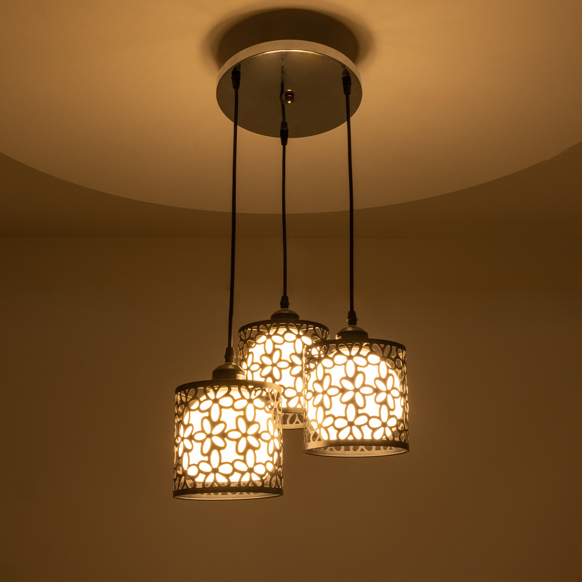GloboStar® RAINELDA 01246 Μοντέρνο Κρεμαστό Φωτιστικό Πλέγμα Τρίφωτο 3 x E27 IP20 Μαύρο Μέταλλο με Λευκό Γυαλί - Μ60 x Π6 x Υ6cm