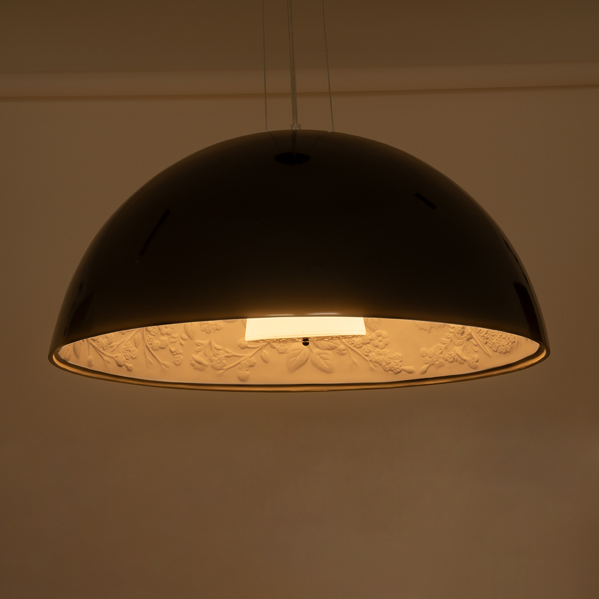 GloboStar® SERENIA 01270 Μοντέρνο Κρεμαστό Φωτιστικό Καμπάνα Μονόφωτο 1 x E27 IP20 Μαύρο Μέταλλο με Λευκό Γύψο - Μ60 x Π60 x Υ30cm