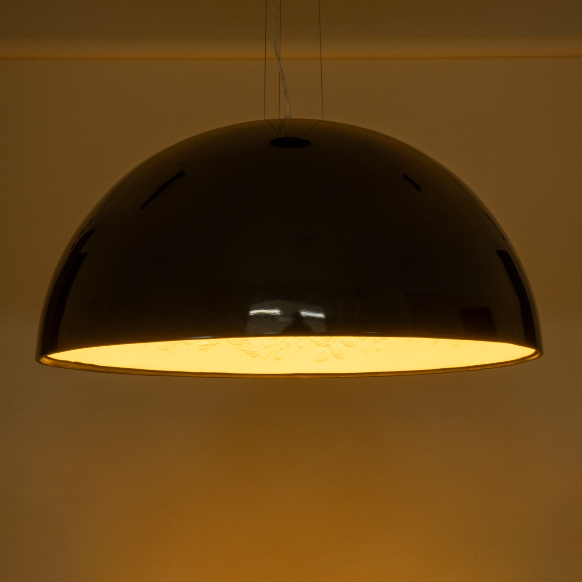 GloboStar® SERENIA 01272 Μοντέρνο Κρεμαστό Φωτιστικό Καμπάνα Μονόφωτο 1 x E27 IP20 Μαύρο Μέταλλο με Λευκό Γύψο - Μ90 x Π90 x Y40cm