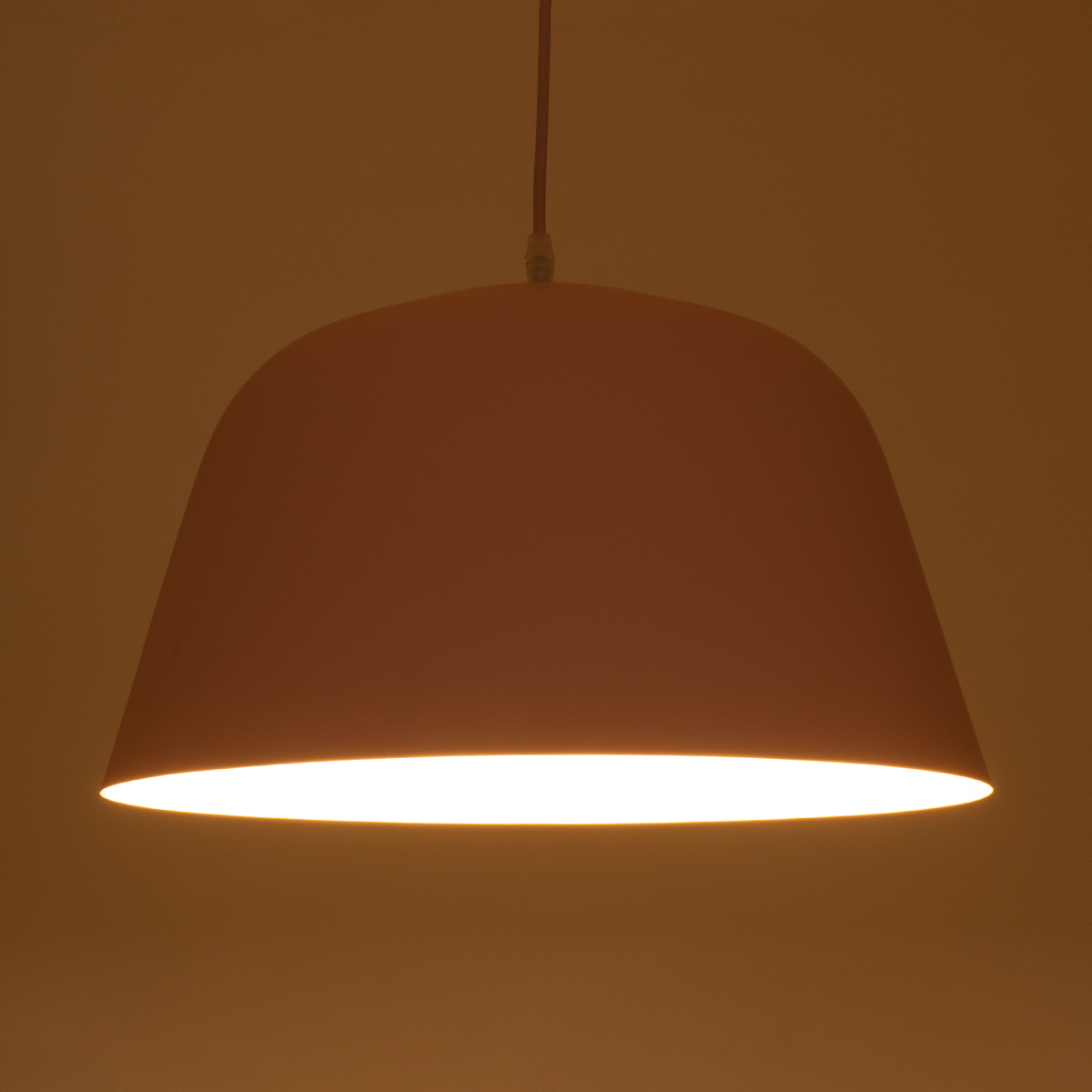 GloboStar® UPVALE 01284 Μοντέρνο Κρεμαστό Φωτιστικό Καμπάνα Μονόφωτο 1 x E27 IP20 Ροζ & Λευκό Μέταλλο - Μ40 x Π40 x Υ24cm