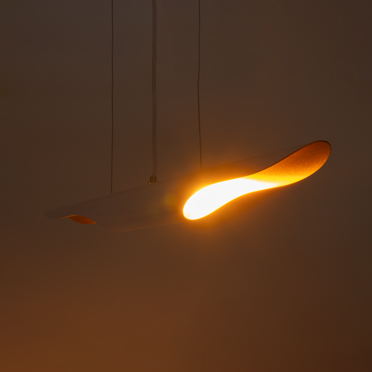 GloboStar® ESTERINA 01305 Μοντέρνο Κρεμαστό Φωτιστικό Ανάρτηση Δίφωτο 2 x E27 IP20 Λευκό & Χρυσό Μέταλλο - Μ60 x Π6 x Υ6cm