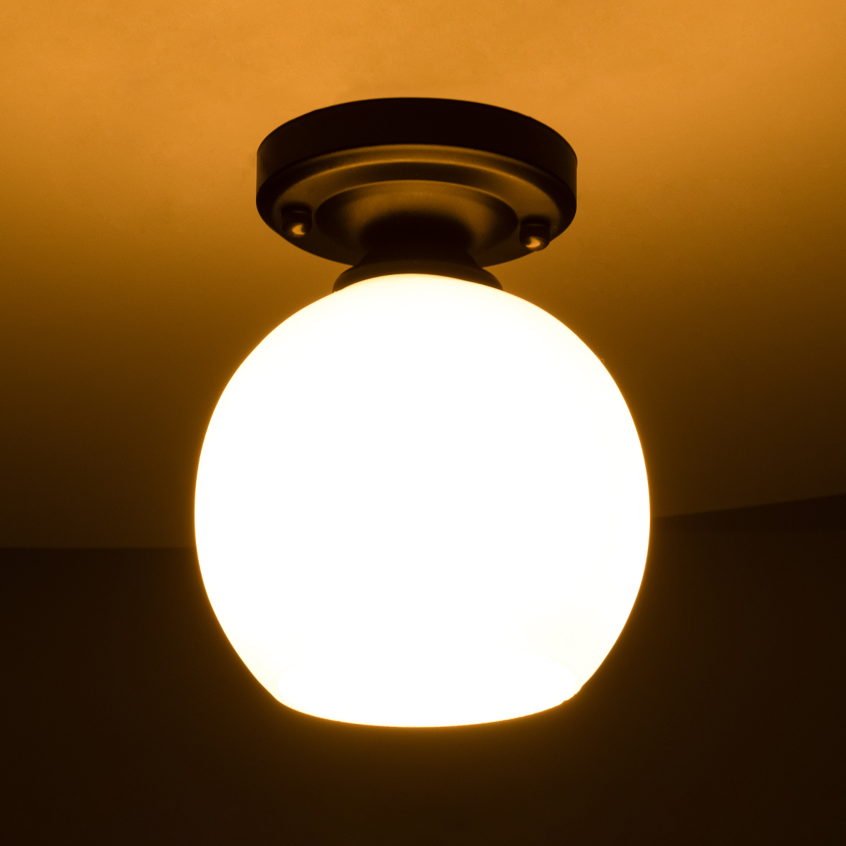 GloboStar® MAURA 01318 Μοντέρνο Φωτιστικό Οροφής Καμπάνα Μονόφωτο 1 x E27 IP20 Λευκό Γυαλί με Μαύρο Μέταλλο - Μ15 x Π15 x Υ18cm