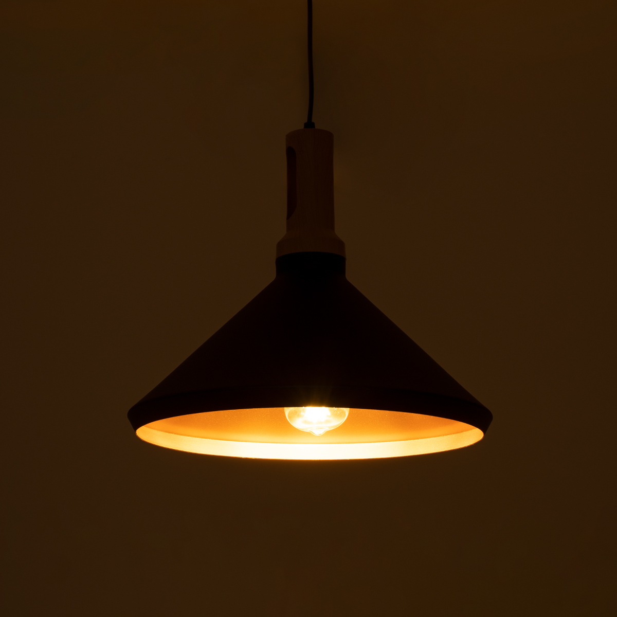 GloboStar® CALYPSO 01334 Μοντέρνο Κρεμαστό Φωτιστικό Καμπάνα Σετ Τρίφωτο 3 x E27 Μαύρο & Χρυσό Μέταλλο με Μπεζ Ξύλο - Μ110 x Π110 x Υ35cm