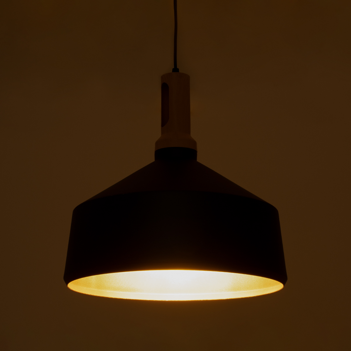 GloboStar® CALYPSO 01334 Μοντέρνο Κρεμαστό Φωτιστικό Καμπάνα Σετ Τρίφωτο 3 x E27 Μαύρο & Χρυσό Μέταλλο με Μπεζ Ξύλο - Μ110 x Π110 x Υ35cm