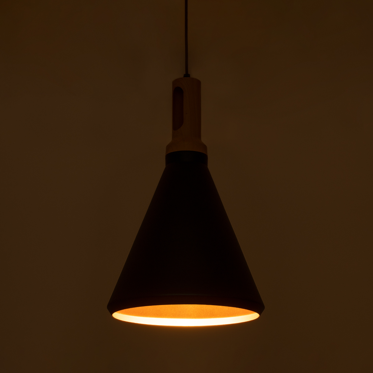 GloboStar® CALYPSO 01334 Μοντέρνο Κρεμαστό Φωτιστικό Καμπάνα Σετ Τρίφωτο 3 x E27 Μαύρο & Χρυσό Μέταλλο με Μπεζ Ξύλο - Μ110 x Π110 x Υ35cm
