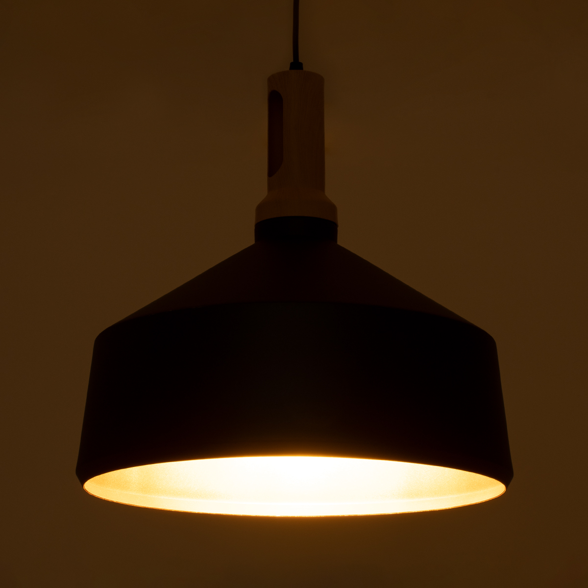 GloboStar® CALYPSO 01334-B Μοντέρνο Κρεμαστό Φωτιστικό Καμπάνα Μονόφωτο 1 x E27 IP20 Μαύρο & Χρυσό Μέταλλο με Μπεζ Ξύλο - Μ36 x Π36 x Υ35cm