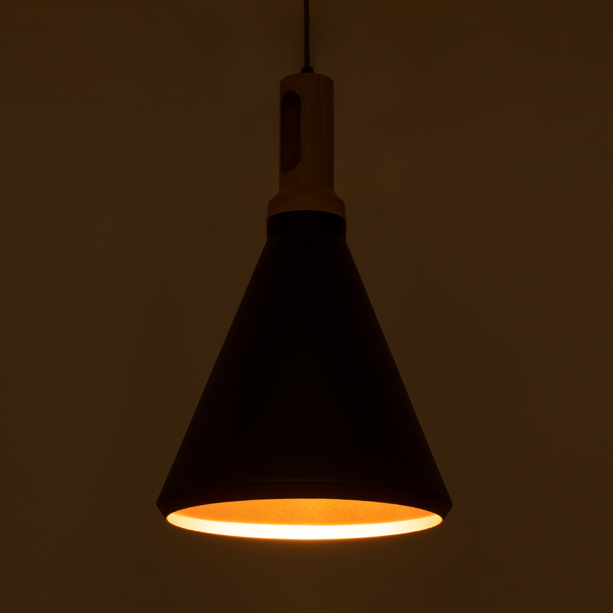 GloboStar® CALYPSO 01334-C Μοντέρνο Κρεμαστό Φωτιστικό Καμπάνα Μονόφωτο 1 x E27 IP20 Μαύρο & Χρυσό Μέταλλο με Μπεζ Ξύλο - Μ25 x Π25 x Υ40cm