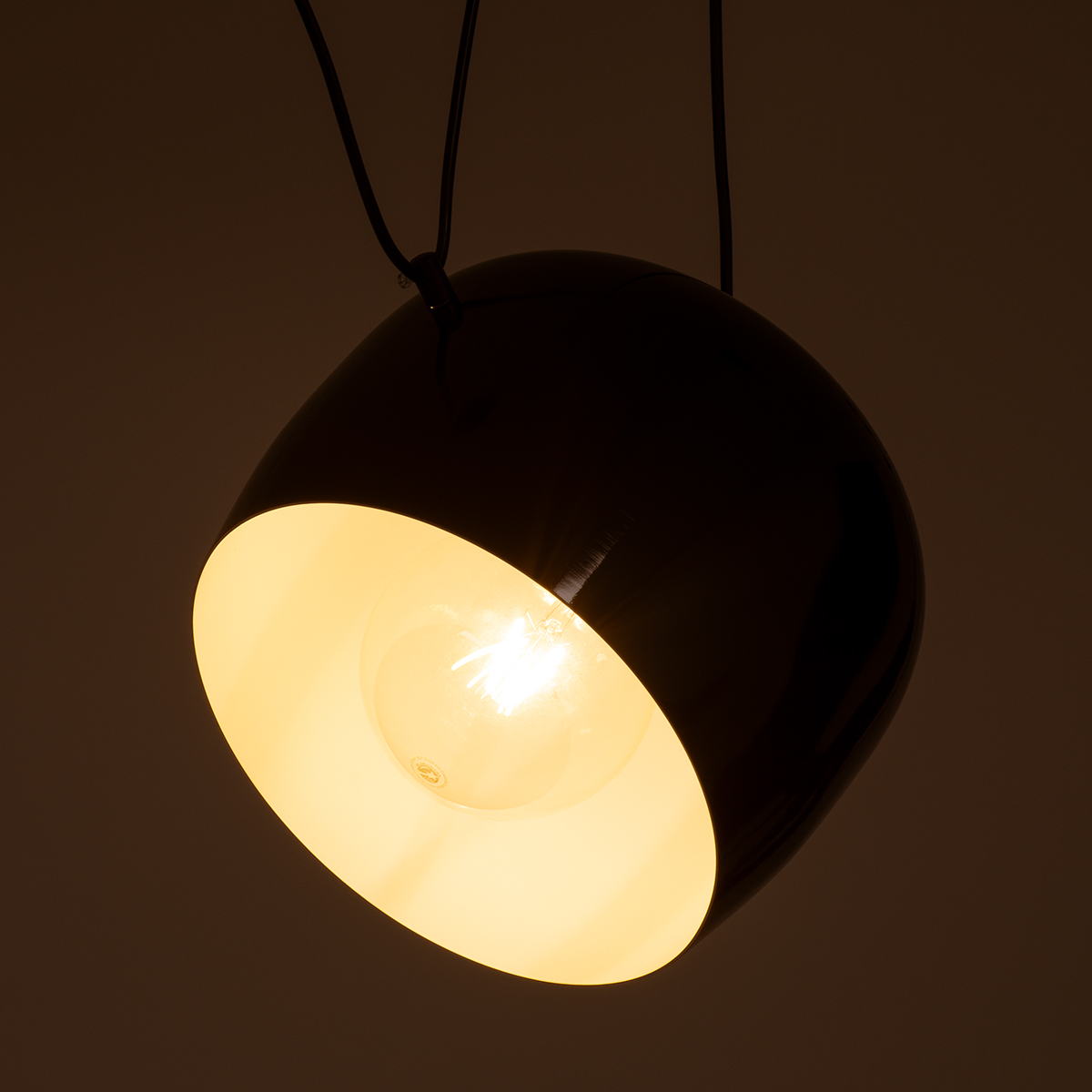 GloboStar® JASPER 01373 Μοντέρνο Κρεμαστό Φωτιστικό Ανάρτηση Μονόφωτο 1 x E27 IP20 Μαύρο & Λευκό Μέταλλο - Μ26.5 x Π26.5 x Υ20.5cm