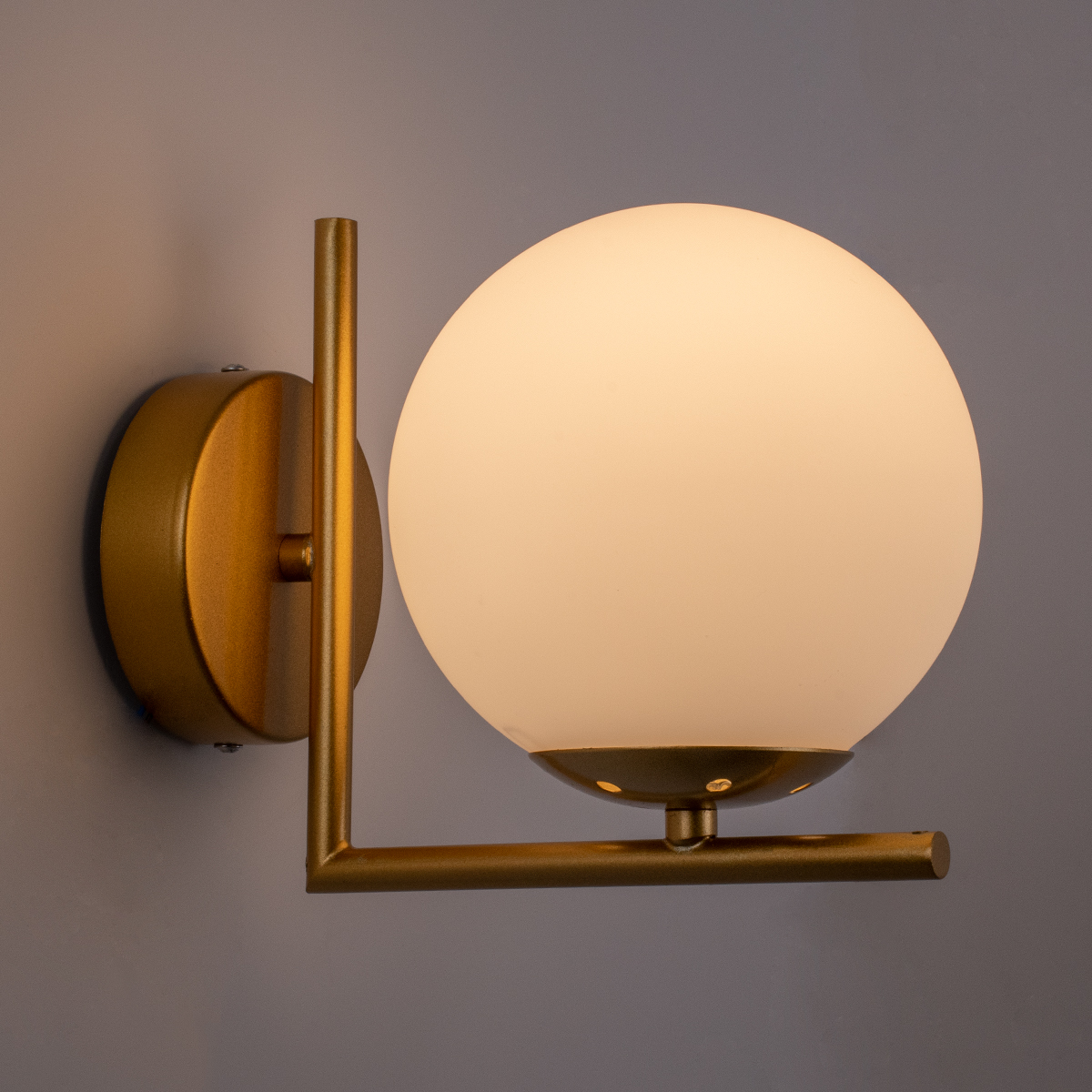 GloboStar® JADA 01426 Μοντέρνο Επιτοίχιο Φωτιστικό Απλίκα Μονόφωτο 1 x E27 IP20 Χρυσό Μέταλλο με Λευκό Γυαλί - Μ15 x Π21.5 x Υ18cm