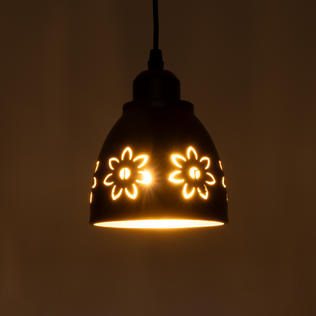 GloboStar® COOLIE 01479 Μοντέρνο Κρεμαστό Φωτιστικό Μονόφωτο Καμπάνα 1 x E27 IP20 Μαύρο & Χρυσό Μέταλλο - Μ12.5 x Π12.5 x Υ11.5cm
