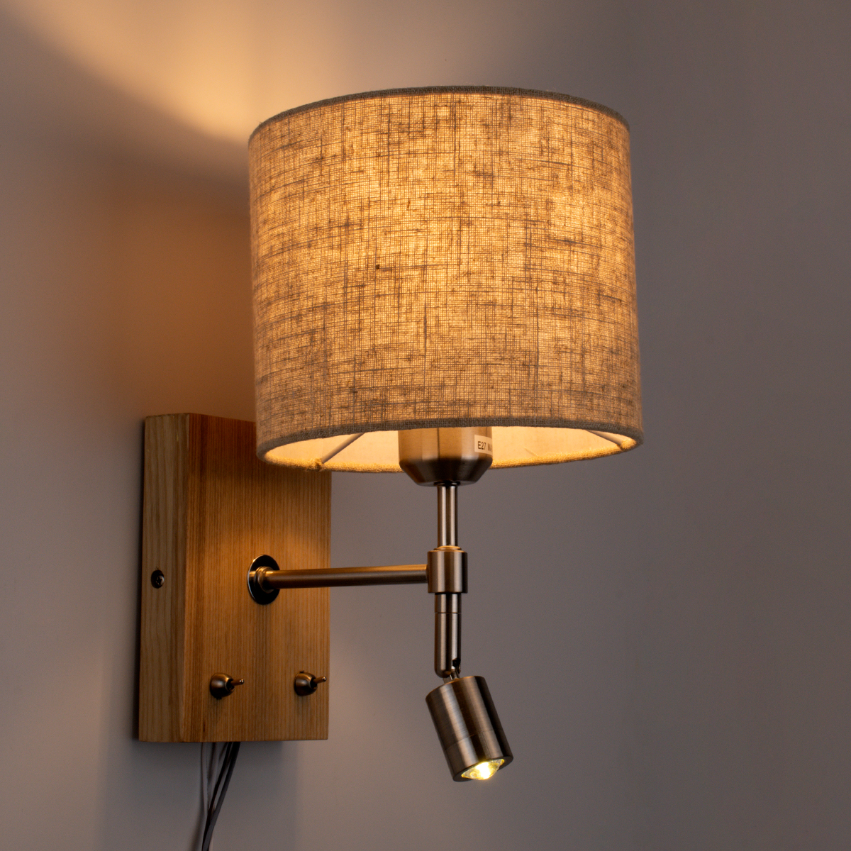 GloboStar® ELEGANT 01496 Μοντέρνο Επιτοίχιο Φωτιστικό Απλίκα με Ρυθμίζόμενο Σώμα LED Δίφωτο 1 x E27 IP20 Μπεζ Ύφασμα με Μπρούτζινο Μέταλλο - Μ18 x Π23.5 x Υ31cm