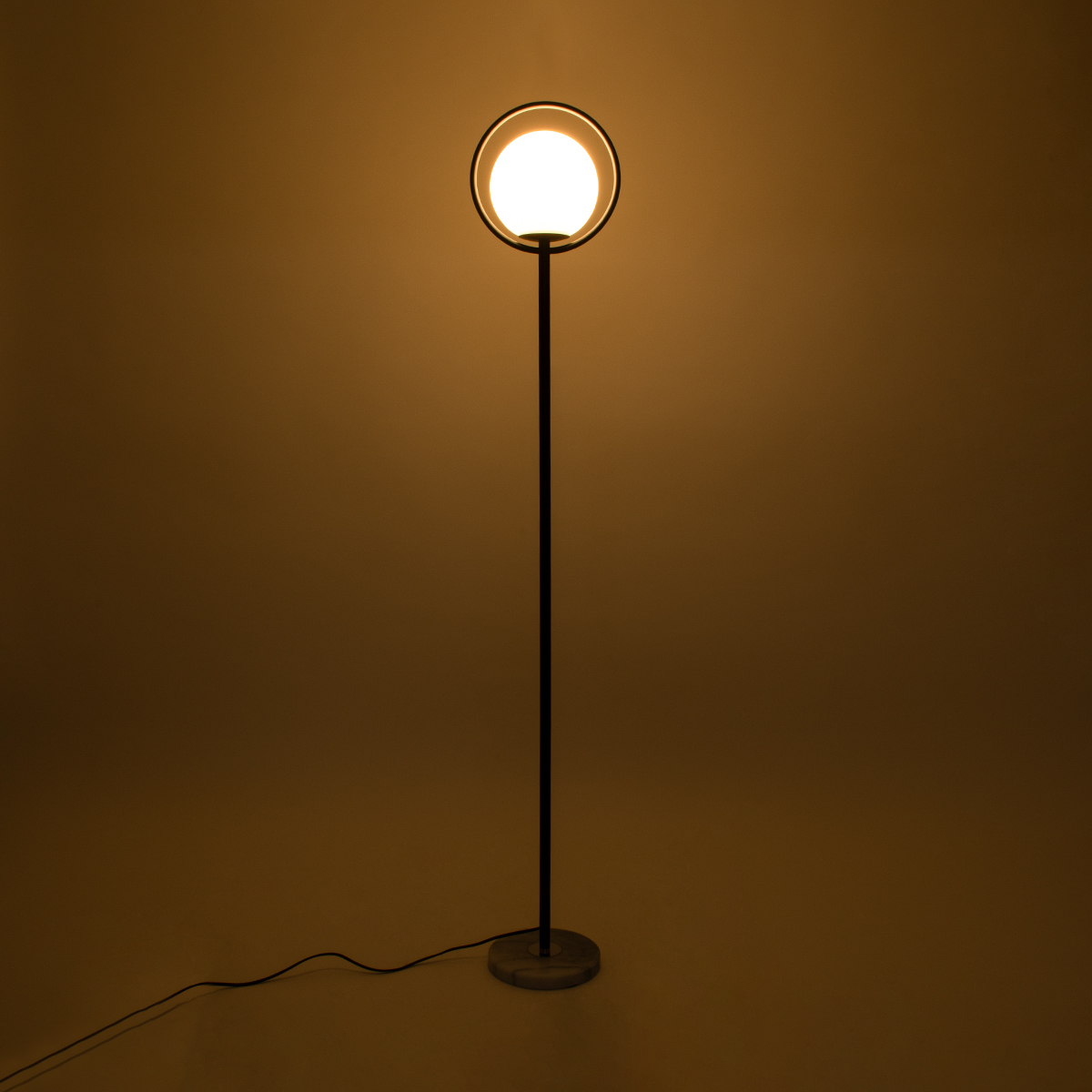 GloboStar® VERSAILLES 01540 Μοντέρνο Επιδαπέδιο Φωτιστικό Μονόφωτο 1 x E27 IP20 Μαύρο Αλουμίνιο, Λευκό Γυαλί με Γκρι Μάρμαρο - Μ25 x Π25 x Υ150cm