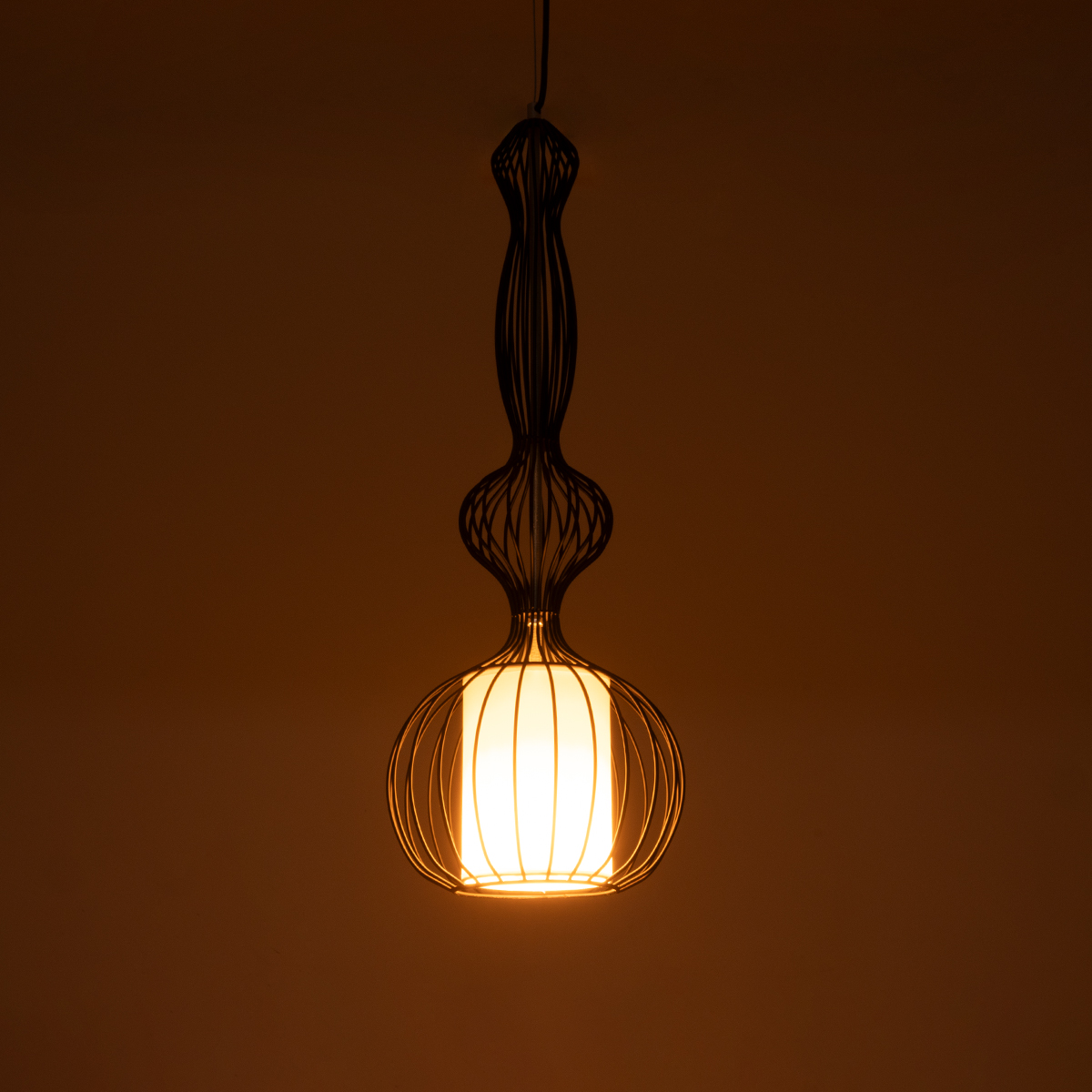 GloboStar® LILY 01560 Vintage Κρεμαστό Φωτιστικό Πλέγμα Μονόφωτο 1 x E27 IP20 Μαύρο Μέταλλο με Λευκό Ύφασμα - Μ25 x Π25 x Υ67cm