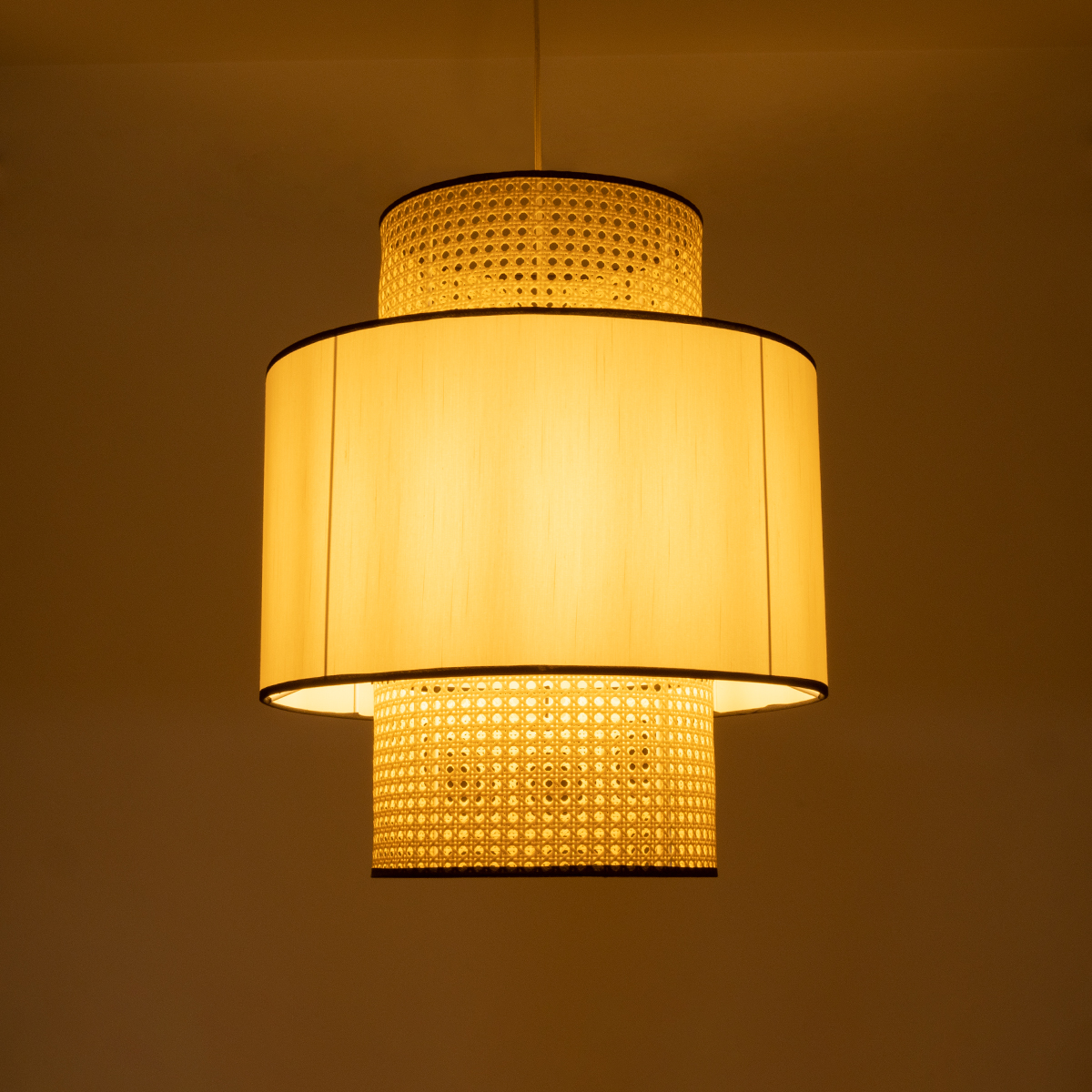 GloboStar® SAIGE 01917 Boho Κρεμαστό Φωτιστικό Πλέγμα Μονόφωτο 1 x E27 IP20 Μπεζ Ξύλο με Μπεζ & Μαύρο Ύφασμα - Μ50 x Π50 x Υ60cm