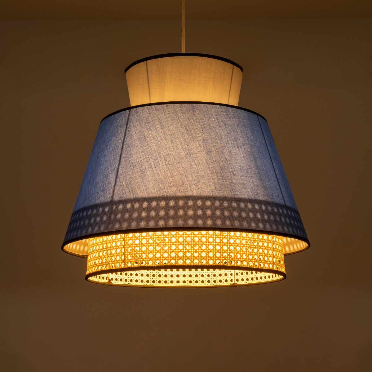 GloboStar® SAIGE 01918 Boho Κρεμαστό Φωτιστικό Πλέγμα Μονόφωτο 1 x E27 IP20 Μπεζ Ξύλο με Μπλε & Γκρι Ύφασμα - Μ50 x Π50 x Υ45cm