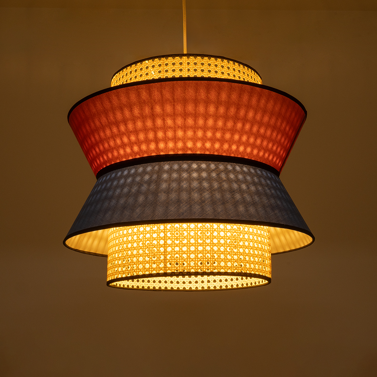 GloboStar® SAIGE 01919 Boho Κρεμαστό Φωτιστικό Πλέγμα Μονόφωτο 1 x E27 IP20 Μπεζ Ξύλο με Κόκκινο & Μπλε Ύφασμα - Μ50 x Π50 x Υ43cm