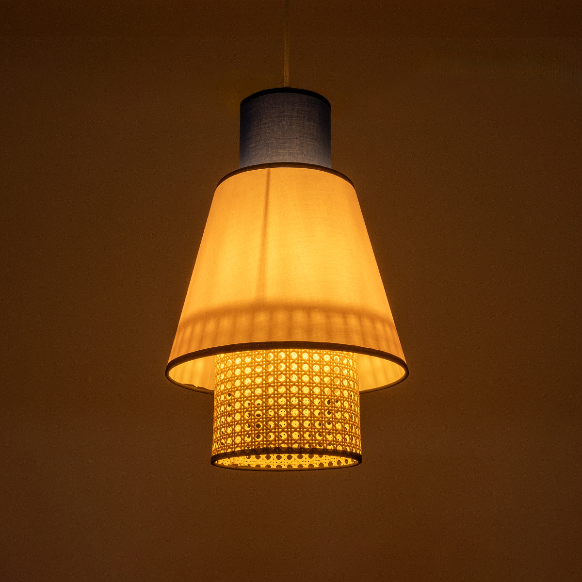 GloboStar® SAIGE 01921 Boho Κρεμαστό Φωτιστικό Πλέγμα Μονόφωτο 1 x E27 IP20 Μπεζ Ξύλο με Μπλε & Ροζ Ύφασμα - Μ30 x Π30 x Υ48cm