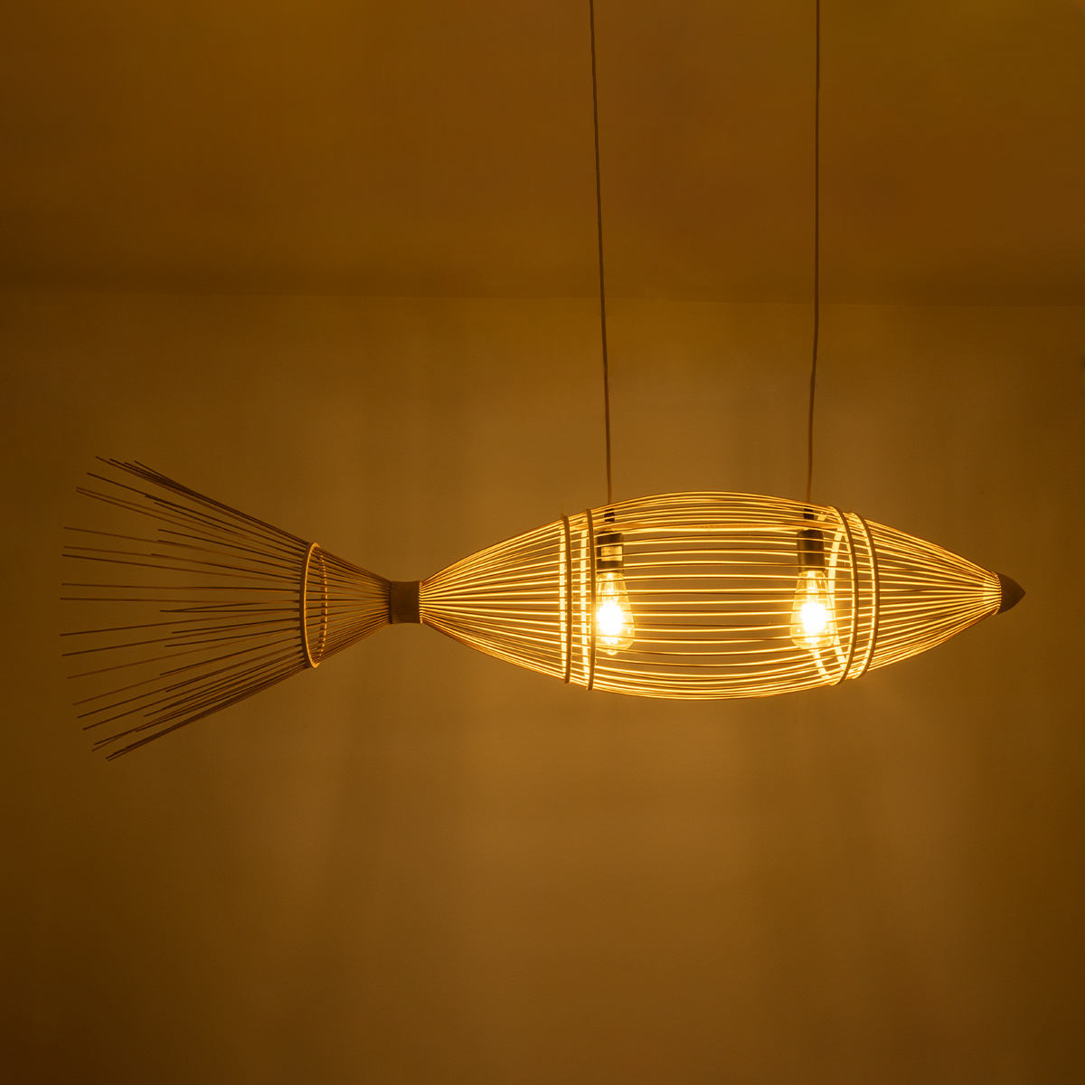 GloboStar® FISH 01927 Μοντέρνο Κρεμαστό Φωτιστικό Πλέγμα Δίφωτο 2 x E27 IP20 Μπεζ Ξύλο - Μ130 x Π42 x Υ42cm