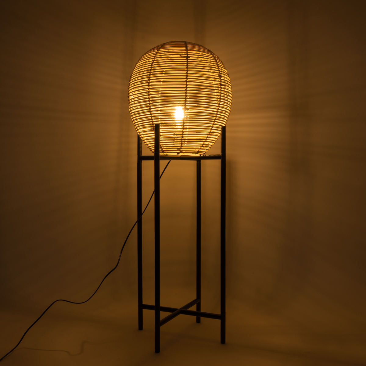 GloboStar® NERINA 02015 Boho Επιδαπέδιο Φωτιστικό Μονόφωτο 1 x E27 IP20 Μαύρο Μέταλλο με Μπεζ Ξύλο - Μ40 x Π40 x Υ115cm