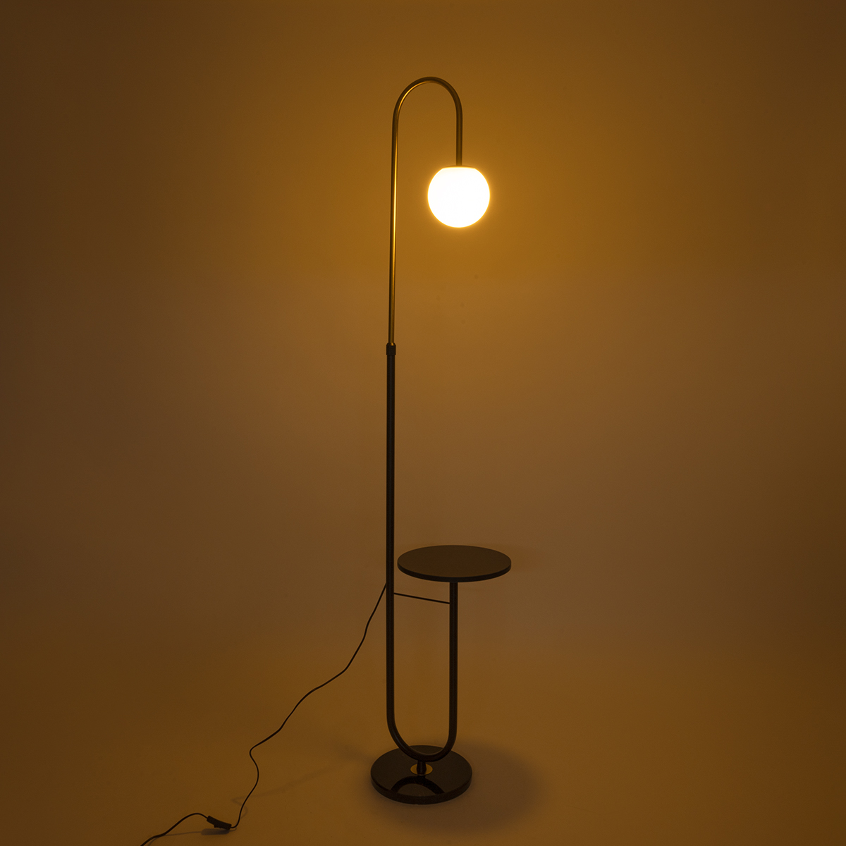 GloboStar® CORDELIA 02024 Μοντέρνο Επιδαπέδιο Φωτιστικό Μονόφωτο 1 x E27 IP20 Μαύρο & Χρυσό Αλουμίνιο, Λευκό Γυαλί με Μαύρο Μάρμαρο - Μ30 x Π38 x Υ180cm
