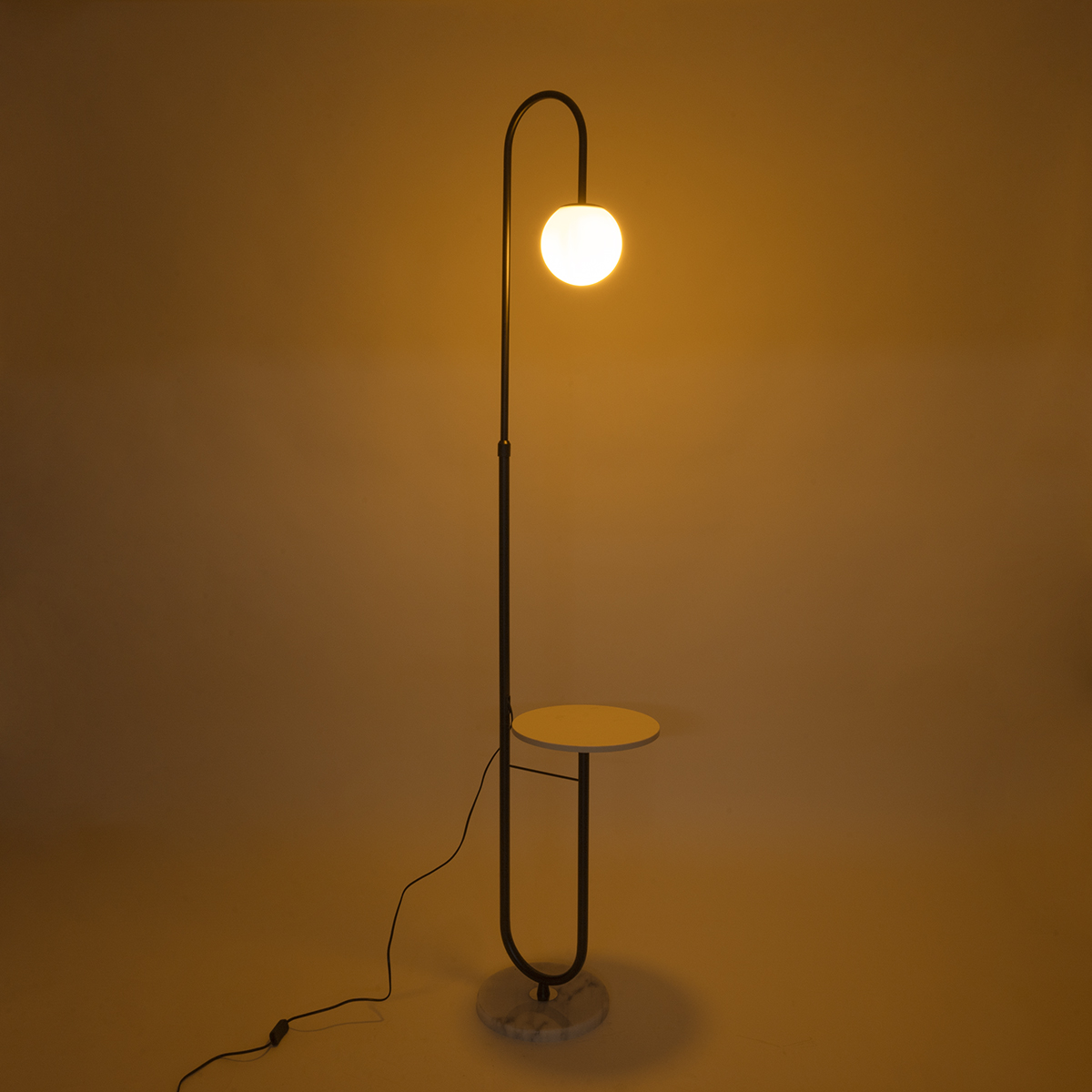 GloboStar® CORDELIA 02026 Μοντέρνο Επιδαπέδιο Φωτιστικό Μονόφωτο 1 x E27 IP20  - Μαύρο Αλουμίνιο, Λευκό Γυαλί με Λευκό Μάρμαρο - Μ30 x Π38 x Υ180cm