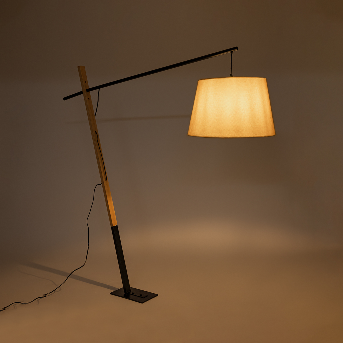 GloboStar® KELSIE 02030 Μοντέρνο Επιδαπέδιο Φωτιστικό Μονόφωτο 1 x E27 IP20 Μαύρο Μέταλλο, Μπεζ Ύφασμα με Μπεζ Ξύλο - Μ40 x Π125 x Υ140cm