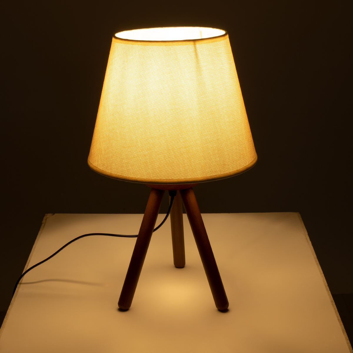 GloboStar® BIOKO 02031 Μοντέρνο Επιτραπέζιο Φωτιστικό Μονόφωτο 1 x E27 AC220-240V IP20 - Φ25 x Υ40cm - Καφέ Ξύλινο Σώμα με Μπεζ Πλεκτό Καπέλο - 5 Χρόνια Εγγύηση