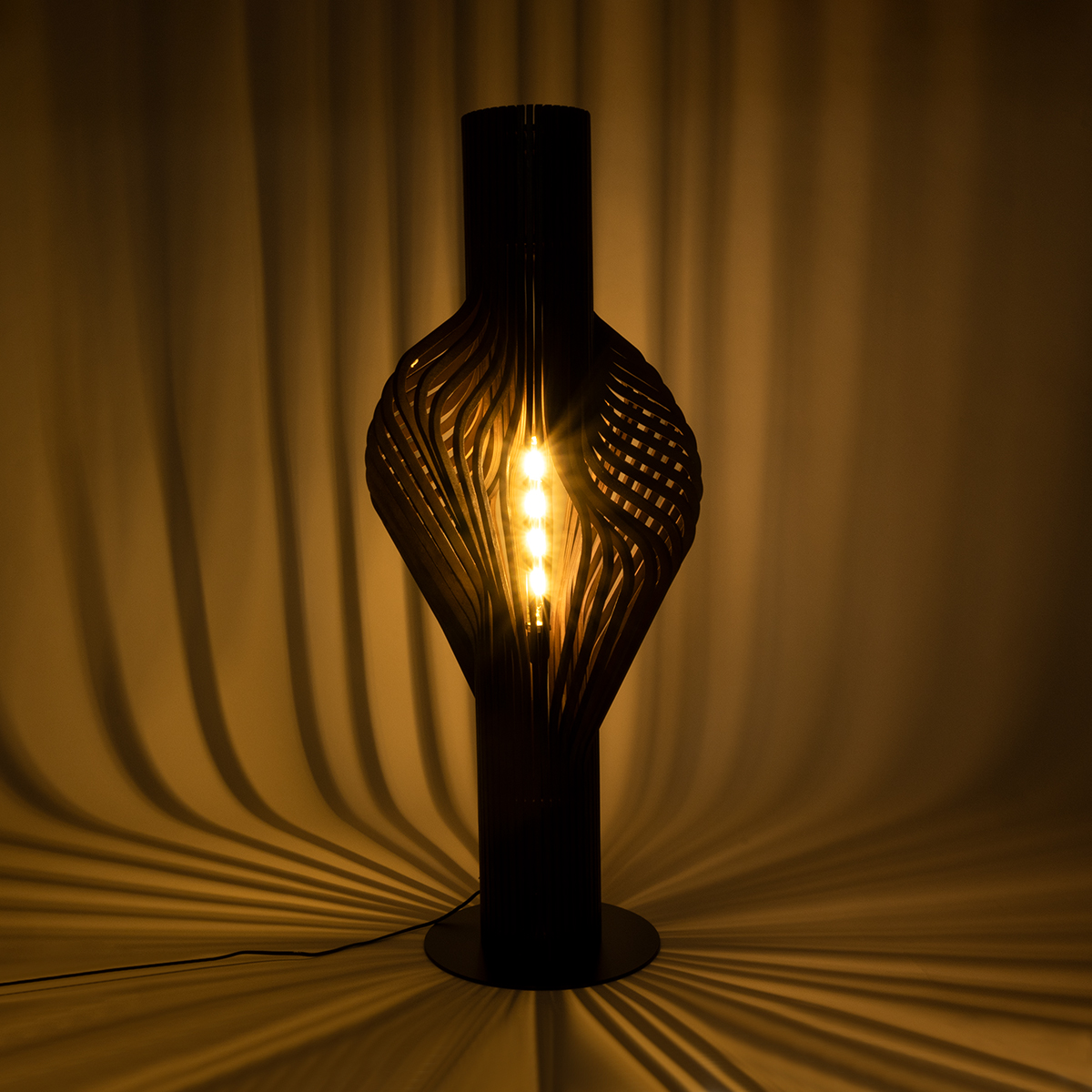 GloboStar® MIHIRO 02151 Boho Επιδαπέδιο Φωτιστικό Μονόφωτο 1 x E27 IP20 Καφέ Ξύλο με Μαύρο Μέταλλο - Μ48 x Π48 x Υ120cm