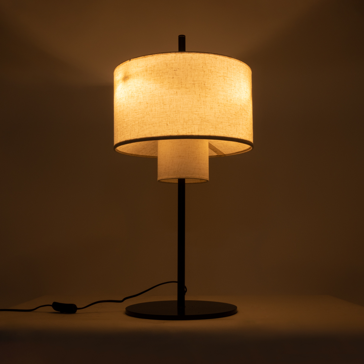 GloboStar® MARIGOLD 02227 Μοντέρνο Επιτραπέζιο Φωτιστικό Τρίφωτο 3 x E27 AC220-240V IP20 - Φ36 x Υ70cm - Μαύρο Μεταλλικό με Λευκό Μπεζ Καπέλο