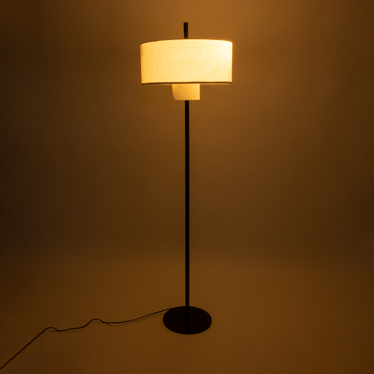 GloboStar® MARIGOLD 02228 Μοντέρνο Επιδαπέδιο Φωτιστικό Τρίφωτο 3 x E27 IP20 Μαύρο Αλουμίνιο με Λευκό Ύφασμα - Μ46 x Π46 x Υ160cm