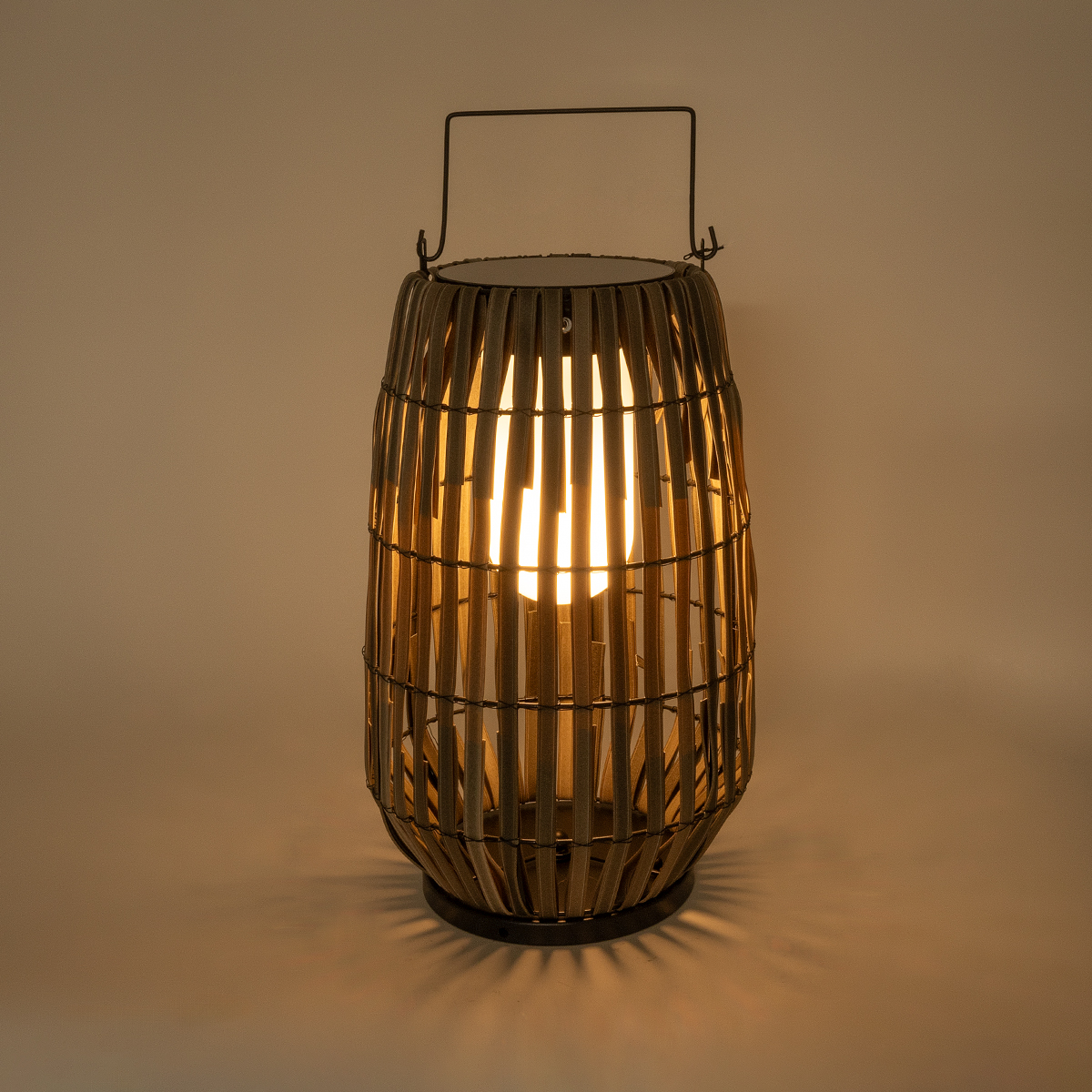 GloboStar® NETLEY 02306 Boho Αυτόνομο Ηλιακό Κρεμαστό/Επιτραπέζιο Φωτιστικό Φαναράκι LED SMD 5W 200lm - Φ30 x Υ50cm - με Ενσωματωμένη Μπαταρία 600mAh - Φωτοβολταϊκό Πάνελ και Αισθητήρα Ημέρας-Νύχτας με Ασύρματο Χειριστήριο IR Γκρι Μπαμπού Αδιάβροχο IP65 Θ