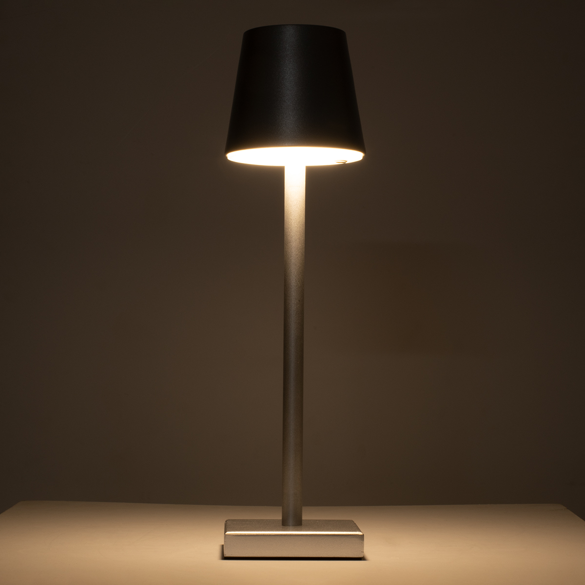 GloboStar® NEGA 60476 Μοντέρνο Επιτραπέζιο Φωτιστικό Πορτατίφ LED 2.2W 154lm 360° DC 5V Επαναφορτιζόμενο με Μπαταρία Li-ion 4000mAh - Διακόπτη Αφής - Θερμό Λευκό 2700K - Dimmable - D10 x H39cm - Ασημί - 2 Years Warranty