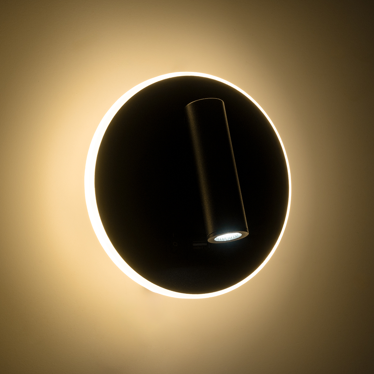 GloboStar® LADY-R 60938 Μοντέρνο Φωτιστικό Τοίχου - Απλίκα Ξενοδοχείου Bed Side LED 6W 600lm 36° & 360° AC 220-240V - Reading Light & Κρυφός Φωτισμός - Φορτιστής USB 3A - Φ15 x Υ7cm - Φυσικό Λευκό 4500K - Μαύρο - 3 Χρόνια Εγγύηση