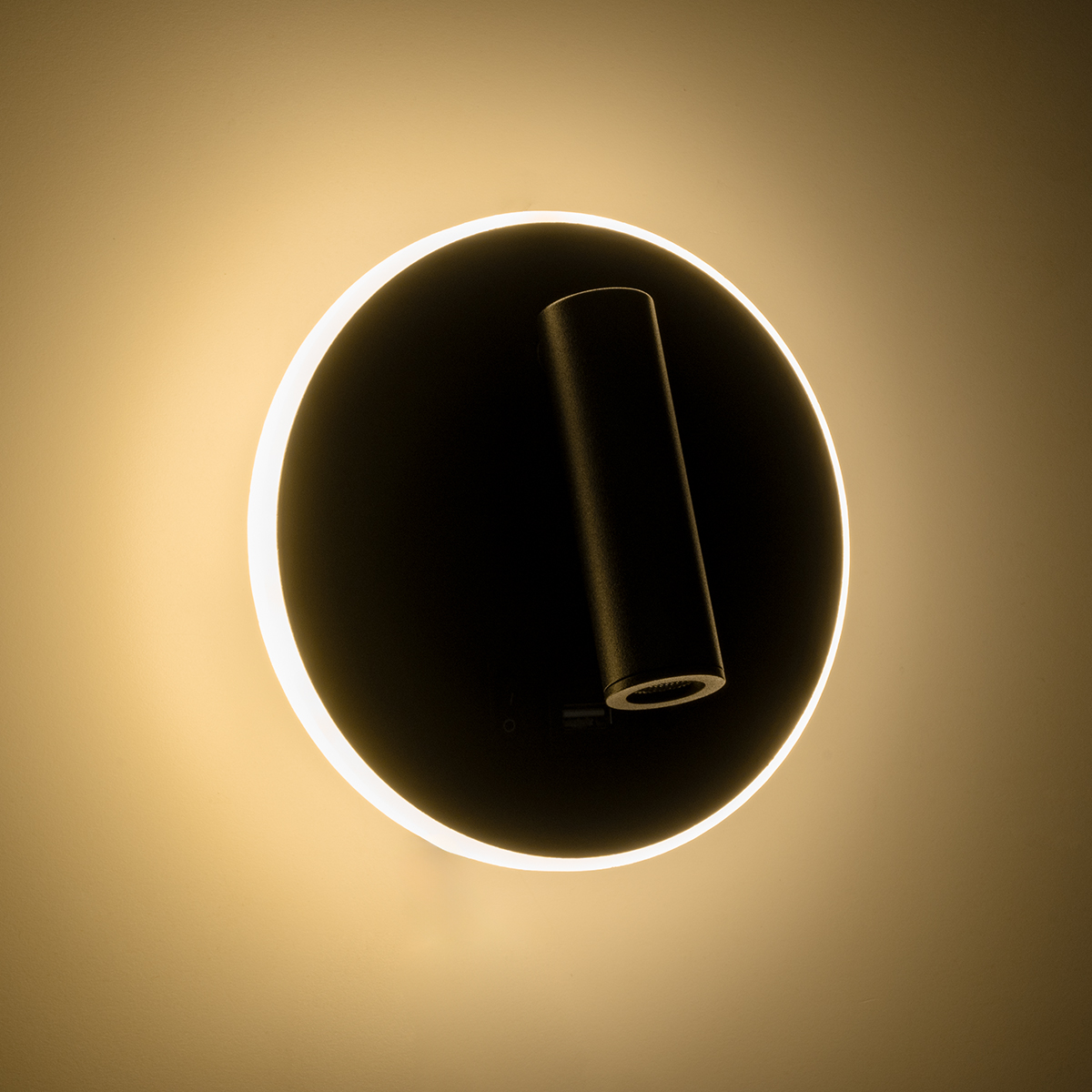 GloboStar® LADY-R 60938 Μοντέρνο Φωτιστικό Τοίχου - Απλίκα Ξενοδοχείου Bed Side LED 6W 600lm 36° & 360° AC 220-240V - Reading Light & Κρυφός Φωτισμός - Φορτιστής USB 3A - Φ15 x Υ7cm - Φυσικό Λευκό 4500K - Μαύρο - 3 Χρόνια Εγγύηση