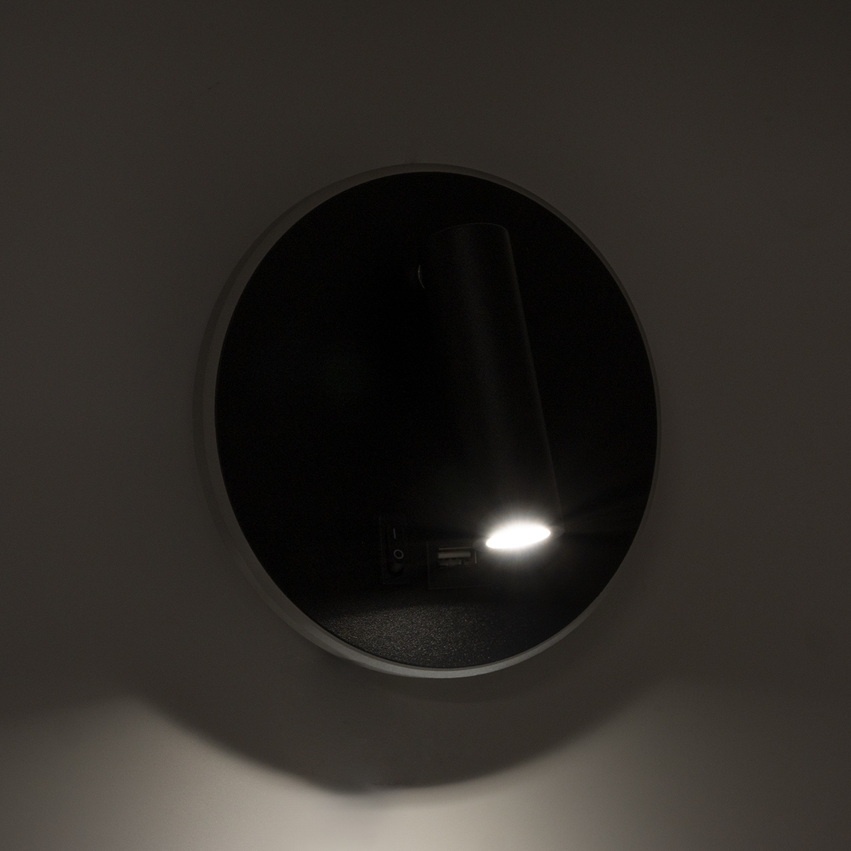 GloboStar® LADY-R 60938 Μοντέρνο Φωτιστικό Τοίχου - Απλίκα Ξενοδοχείου Bed Side LED 6W 600lm 36° & 360° AC 220-240V - Reading Light & Κρυφός Φωτισμός - Φορτιστής USB 3A - Φ15 x Υ7cm - Φυσικό Λευκό 4500K - Μαύρο - 3 Χρόνια Εγγύηση