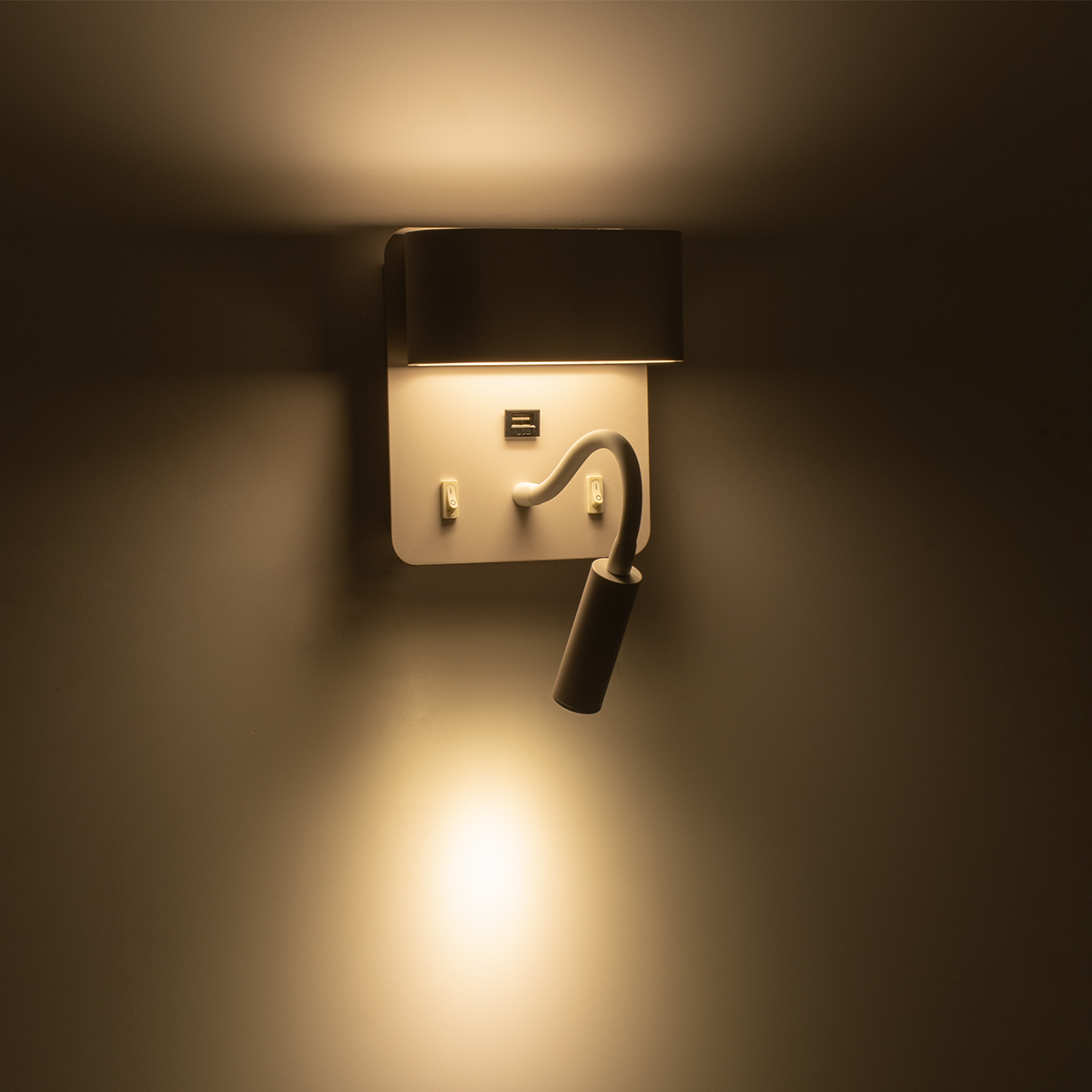 GloboStar® IBIS 61368 Μοντέρνο Φωτιστικό Τοίχου - Απλίκα Ξενοδοχείου Bed Side LED 10W 1100lm 36° & 360° AC 220-240V - Reading Light & Up/Down Light - Φορτιστής USB 3A - Μ10 x Π6.1 x Υ18cm - Φυσικό Λευκό 4500K - Λευκό