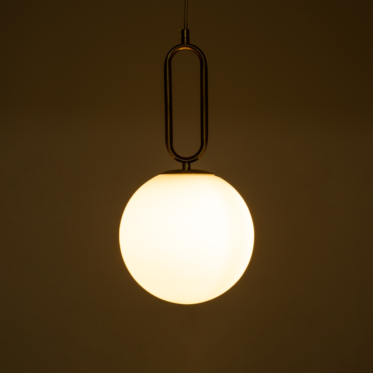 GloboStar® BELLISSIMO 61486 Μοντέρνο Κρεμαστό Φωτιστικό Μπάλα Μονόφωτο 1 x E27 IP20 Λευκό Γυαλί με Χρυσό Μέταλλο - Μ20 x Π20 x Υ42cm